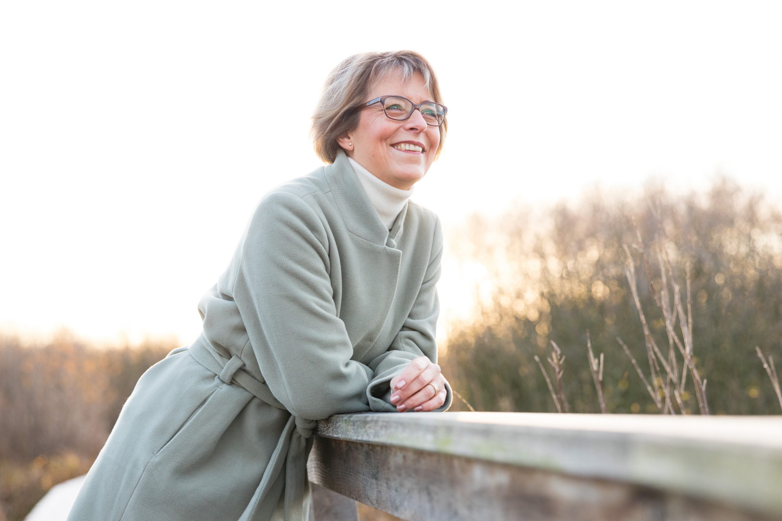 Glückliche Seniorin in der Natur